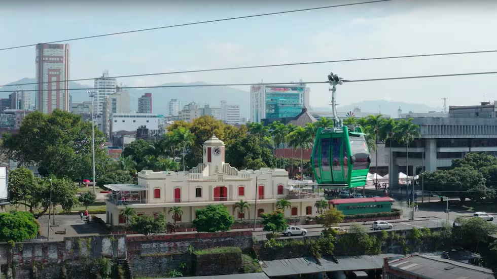 Góndola del Megacable sobrevolando la antigua estación de Pereira, con la cordillera al fondo